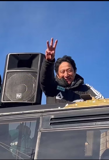 原監督の3連パンの3ピースサイン