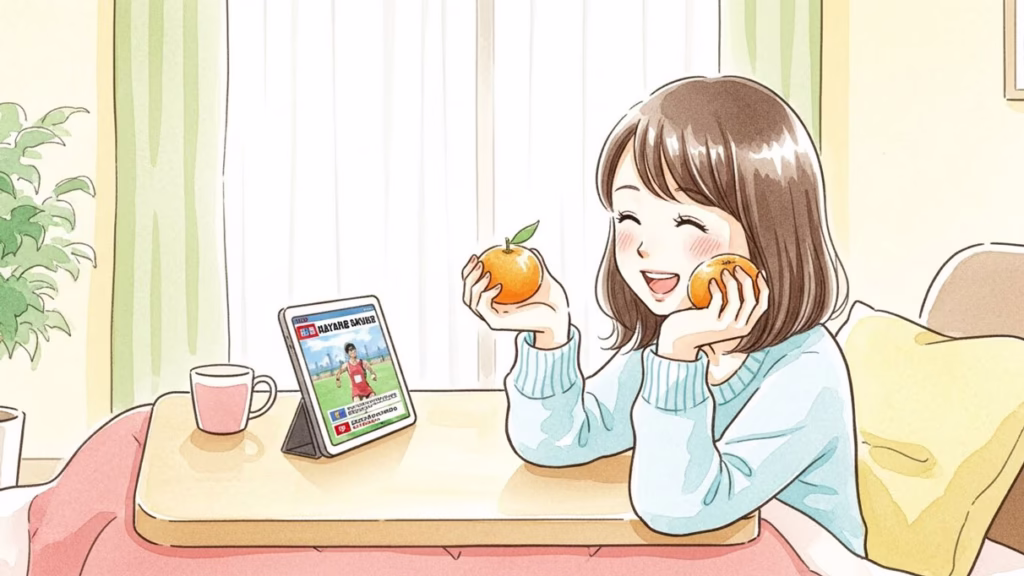 こたつで箱根駅伝のニュースを笑顔でチェックする女性