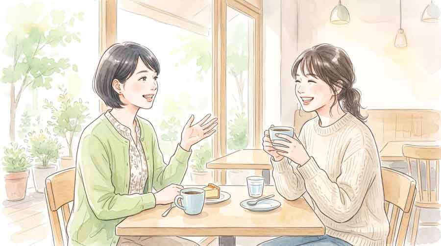 カフェで友人と話しながら笑顔を見せる女性