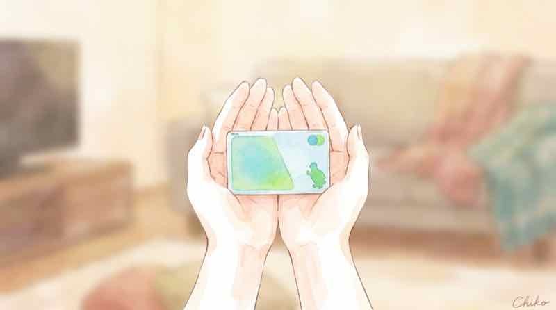 今持っているSuicaカードはどうなるのか手元のカードを確認する女性の手元